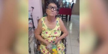 mujer adulta mayor Victoria ayuda