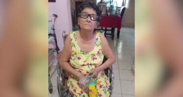 mujer adulta mayor Victoria ayuda