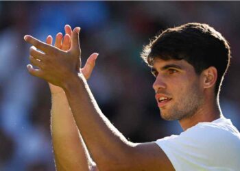 Alcaraz supera a Tarvet en Wimbledon con algunos tropiezos, pero ya suma 20 triunfos