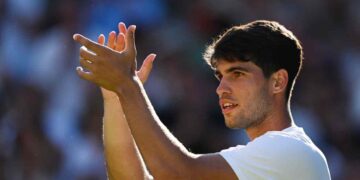 Alcaraz supera a Tarvet en Wimbledon con algunos tropiezos, pero ya suma 20 triunfos