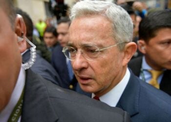 Álvaro Uribe es hallado culpable por soborno de testigos en Colombia