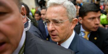 Álvaro Uribe es hallado culpable por soborno de testigos en Colombia