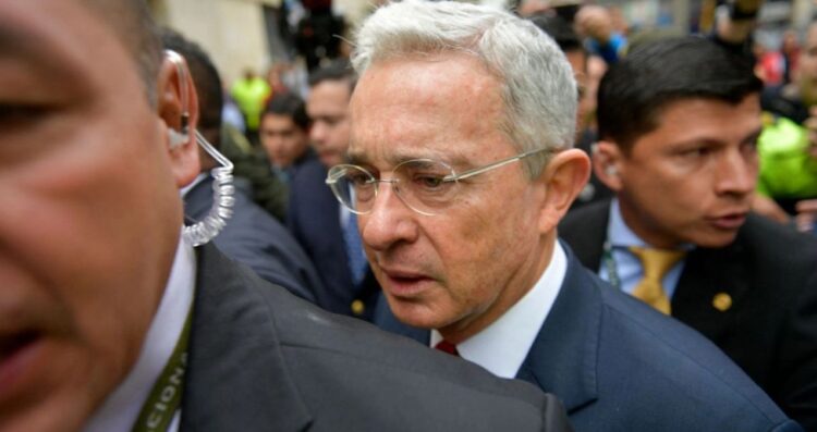 Álvaro Uribe es hallado culpable por soborno de testigos en Colombia