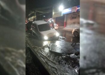 Auto cae en socavón en la México-Cuernavaca tras intensas lluvias