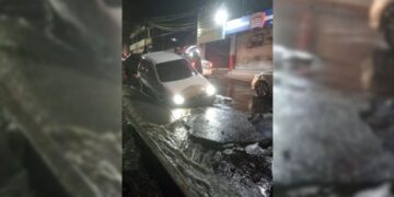 Auto cae en socavón en la México-Cuernavaca tras intensas lluvias