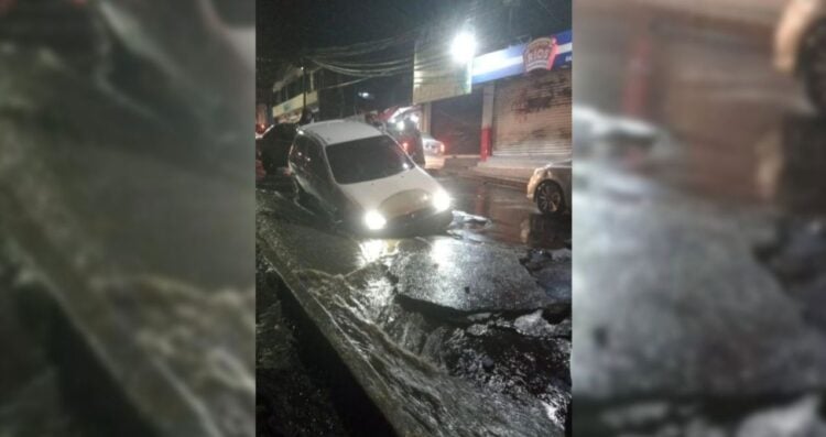 Auto cae en socavón en la México-Cuernavaca tras intensas lluvias