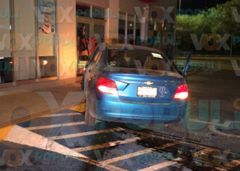 Auto casi se mete a Dairy Queen tras fuerte choque en Ciudad Victoria, Tamaulipas