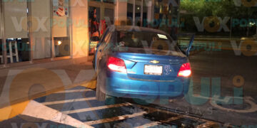 Auto casi se mete a Dairy Queen tras fuerte choque en Ciudad Victoria, Tamaulipas