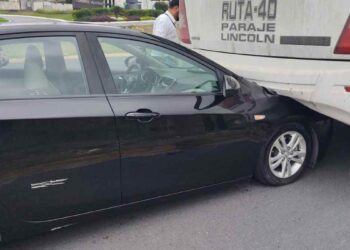 Auto impacta camión Monterrey
