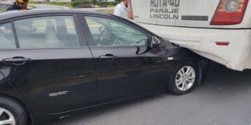 Auto impacta camión Monterrey