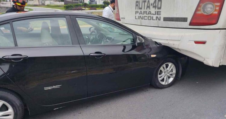 Auto impacta camión Monterrey