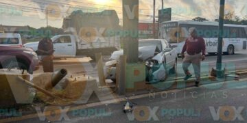 Auto se estrella contra semáforo en Altamira, Tamaulipas
