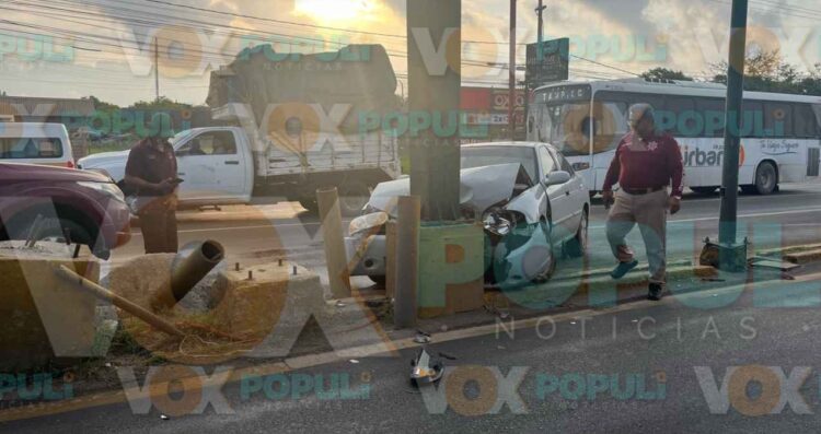 Auto se estrella contra semáforo en Altamira, Tamaulipas