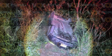 Auto se vuelca en Tampico, Tamaulipas; pareja resulta con lesiones