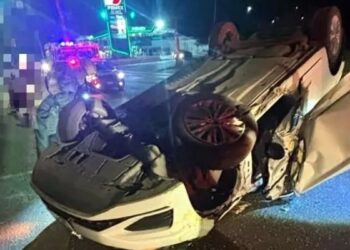 Auto vuelca en Linares