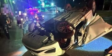 Auto vuelca en Linares