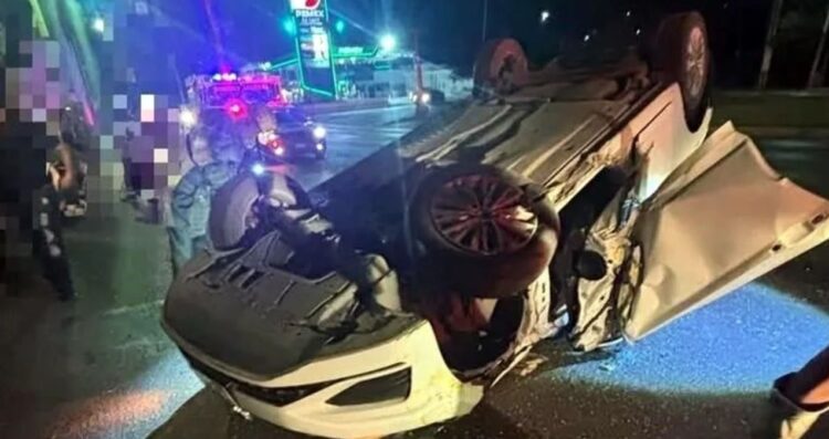 Auto vuelca en Linares