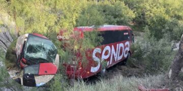 Autobús de la línea Senda cae a un barranco mientras se dirigía de Monterrey a Ciudad Acuña; hay varios heridos