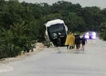 Autobús es arrastrado por el Río Sabinas en la carretera Mante–Victoria en Tamaulipas