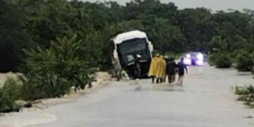 Autobús es arrastrado por el Río Sabinas en la carretera Mante–Victoria en Tamaulipas
