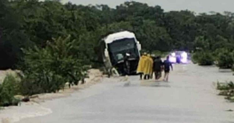 Autobús es arrastrado por el Río Sabinas en la carretera Mante–Victoria en Tamaulipas