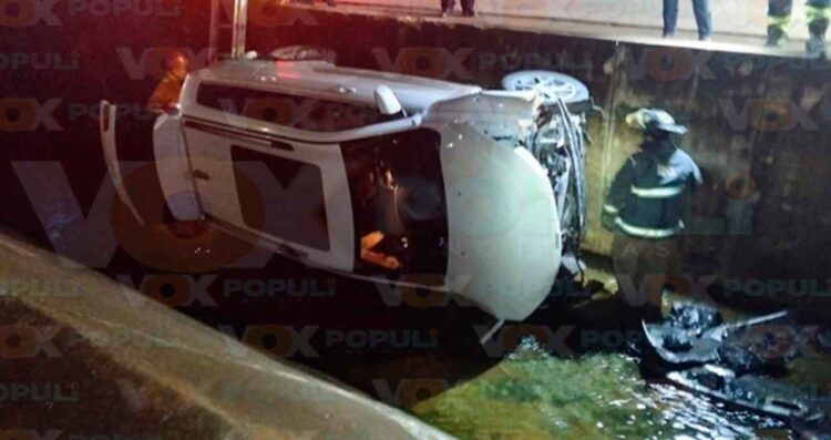 Automovilista pierde el control y termina en el fondo de un canal en Ciudad Madero, Tamaulipas