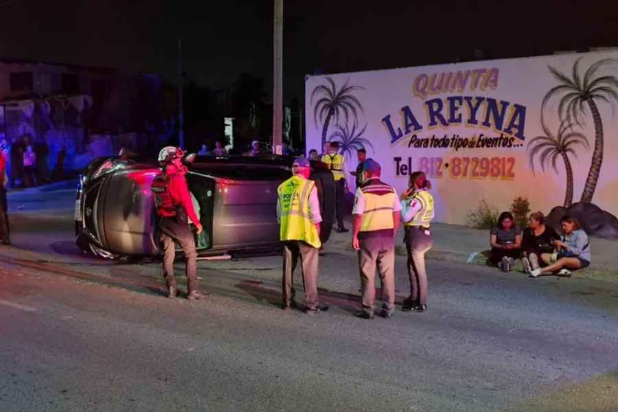 Automovilista pierde el control y termina volcado en la colonia La Alianza de Monterrey, NL