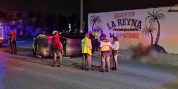 Automovilista pierde el control y termina volcado en la colonia La Alianza de Monterrey, NL