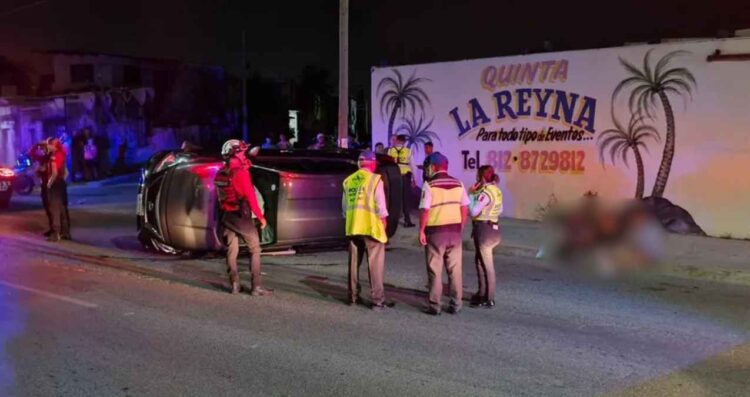 Automovilista pierde el control y termina volcado en la colonia La Alianza de Monterrey, NL