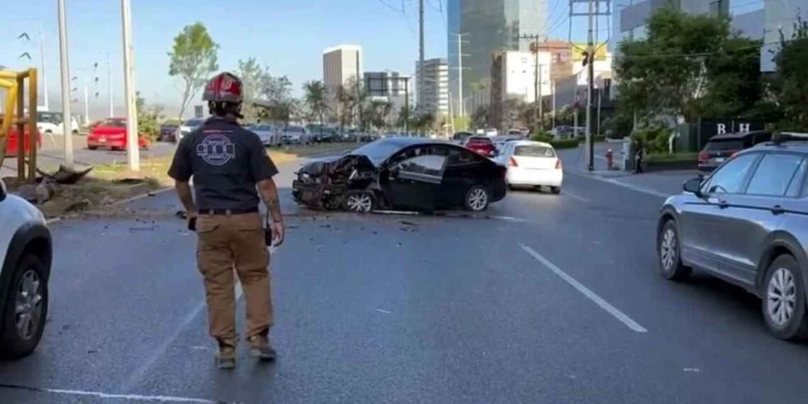 Automovilista se impacta contra torre de alta tensión en el Bulevar de Monterrey; hay un herido