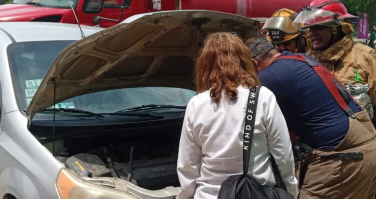 Bomberos controlan conato de incendio en auto en Cd. Victoria, Tamaulipas