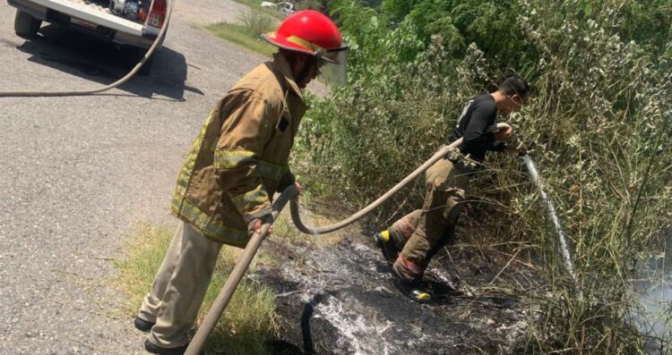 Bomberos controlan incendio en lote baldío de Cd. Victoria, Tamaulipas