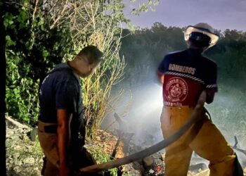 Bomberos sofocan incendio de maleza y basura en Cd. Victoria, Tamaulipas