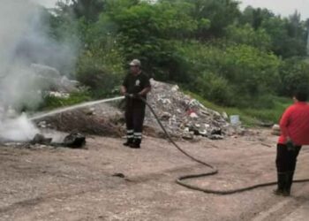 Bomberos sofocan incendio en basurero clandestino de Cd. Victoria, Tamaulipas
