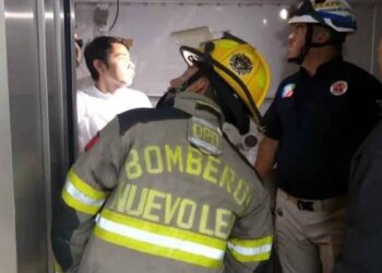 San Pedro: Cae parte de una lámina en elevador de capillas funerarias y hiere a dos personas