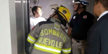 San Pedro: Cae parte de una lámina en elevador de capillas funerarias y hiere a dos personas