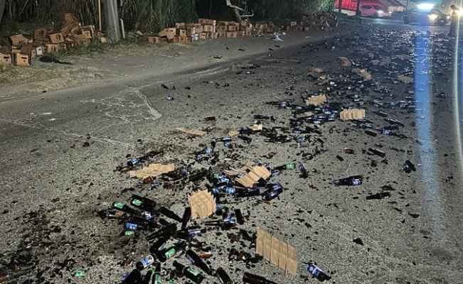 Caja de camión se rompe y provoca caída de envases de cerveza en la Avenida Ruiz Cortines de Guadalupe, NL