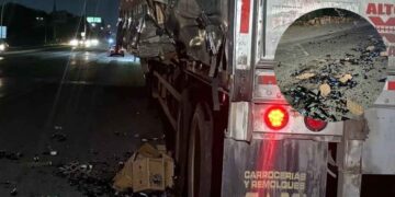 Caja de camión se rompe y provoca caída de envases de cerveza en la Avenida Ruiz Cortines de Guadalupe, NL
