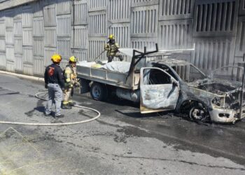 Camión de carga se incendia en Monterrey, Nuevo León