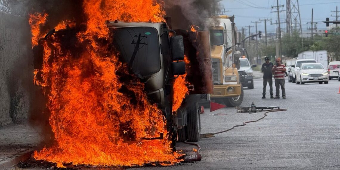 Camión de carga se incendia en San Nicolás, Nuevo León