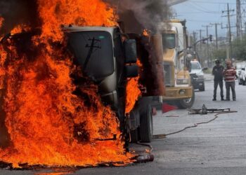 Camión de carga se incendia en San Nicolás, Nuevo León