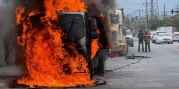Camión de carga se incendia en San Nicolás, Nuevo León