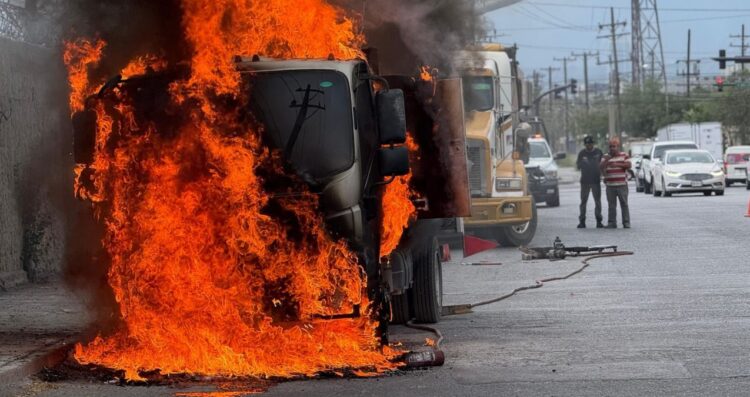 Camión de carga se incendia en San Nicolás, Nuevo León