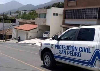 Camión recolector tira postes
