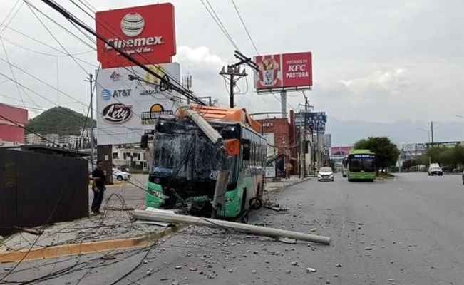 Camión urbano choca contra dos postes y los derriba en Guadalupe, NL; hay al menos 16 pasajeros lesionados