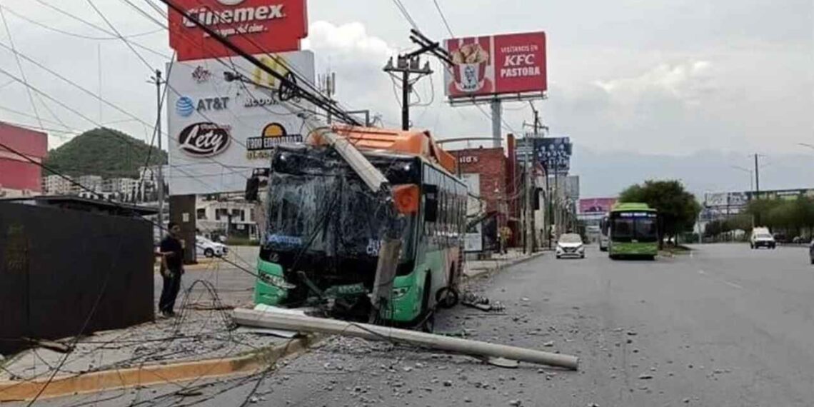 Camión urbano pierde el control y choca contra dos postes en Guadalupe, NL; hay al menos 16 pasajeros lesionados