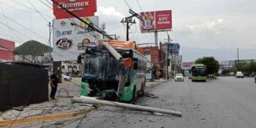 Camión urbano pierde el control y choca contra dos postes en Guadalupe, NL; hay al menos 16 pasajeros lesionados