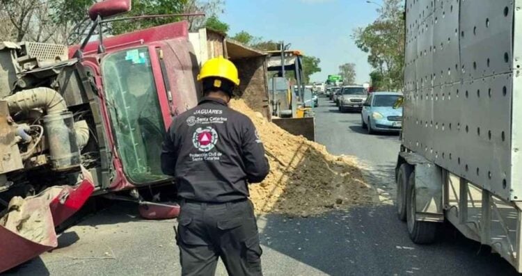 Camión vuelca tras chocar en Santa Catarina, Nuevo León y deja herida a una mujer embarazada