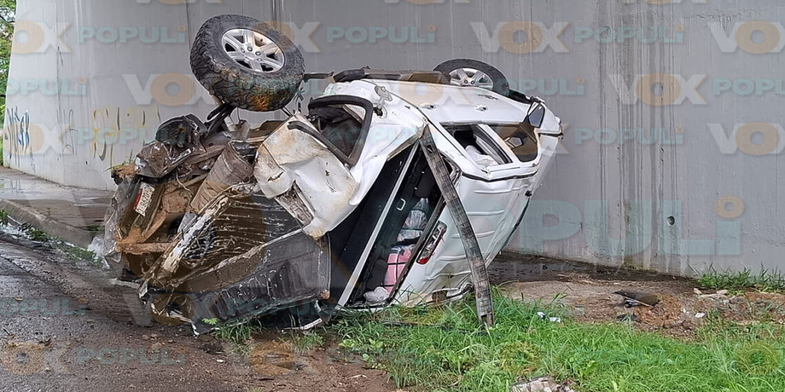 Camioneta cae de un puente en Altamira, Tamaulipas; ocupantes se salvan la vida de milagro