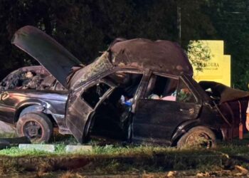 Camioneta choca a familia en Monterrey, Nuevo León y huye del lugar